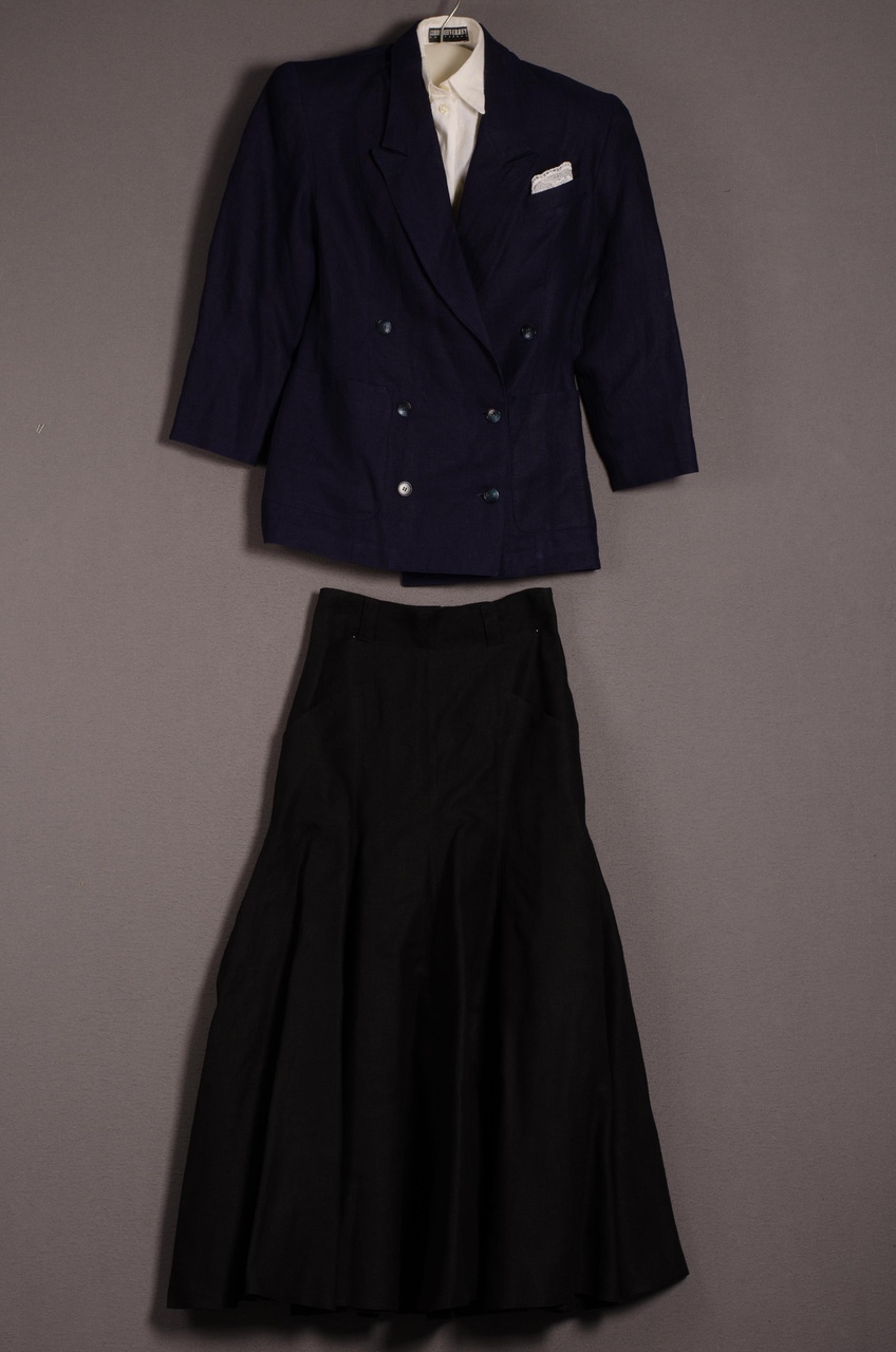 Damesensemble bestaande uit blazer, rok en blouse