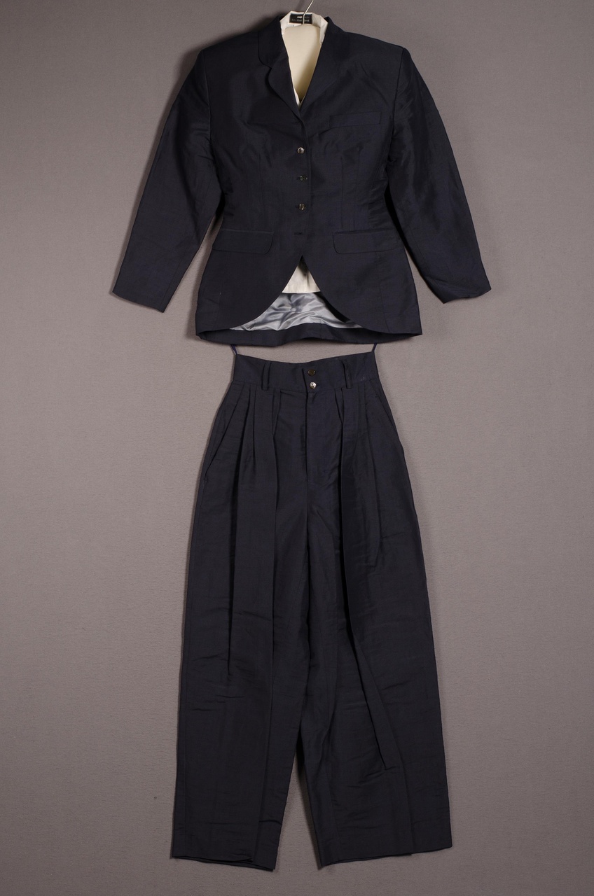Damesensemble bestaande uit blouse, jasje en broek