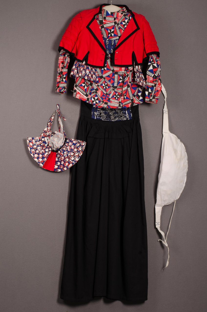 dameskledingset bestaande uit rok, blouse, hes, borststuk, jak, kapje en paar klompen