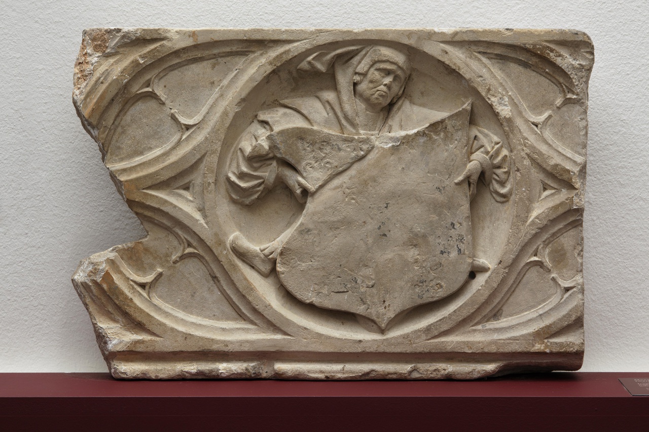 Fragment van een schoorsteenfries met wapendragende figuur met wapen van Jacob van Driebergen (1436-1509) (?)