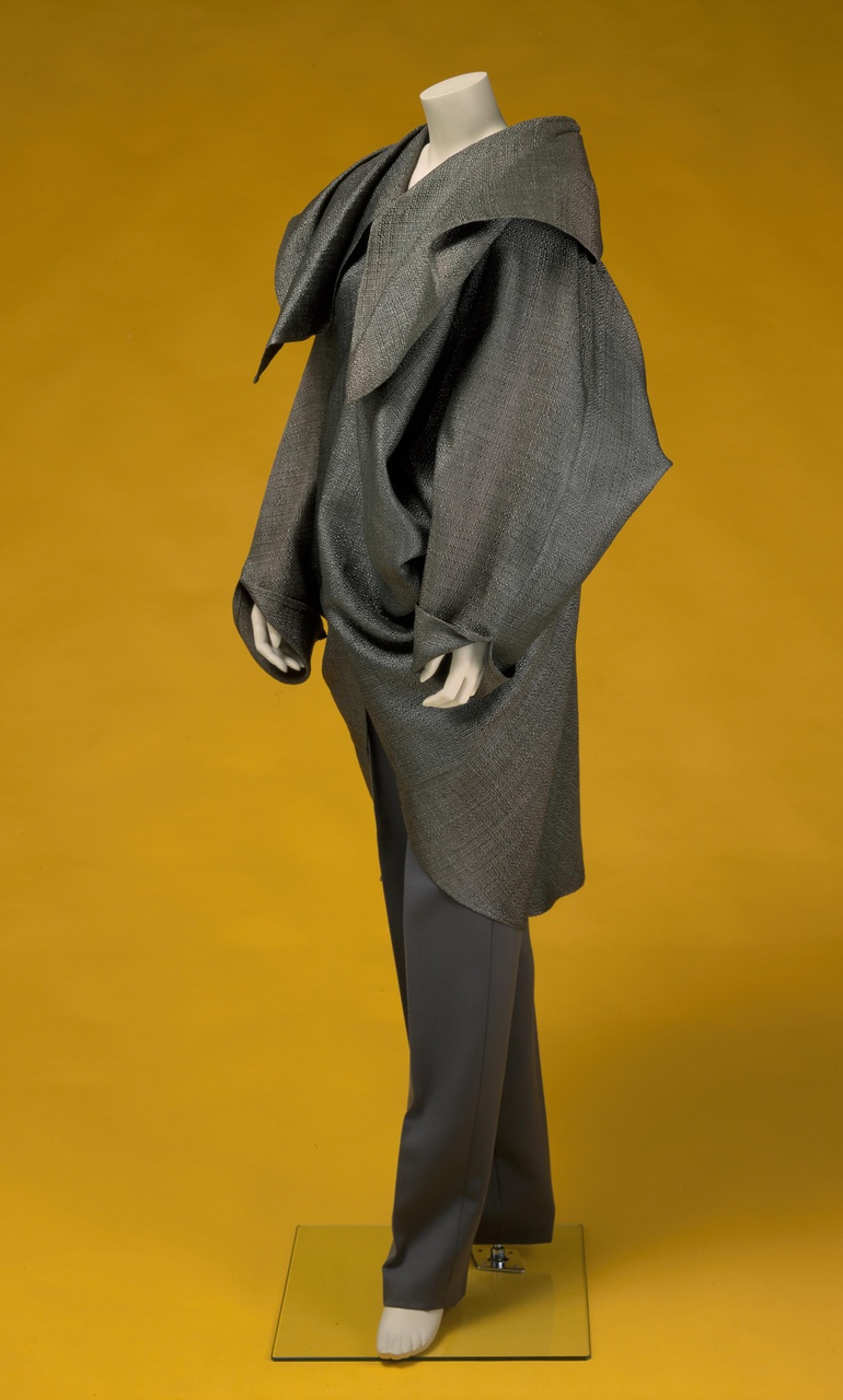 Damesensemble bestaande uit moulagetop met pantalon uit de wintercollectie Mood, Fabric & Movement