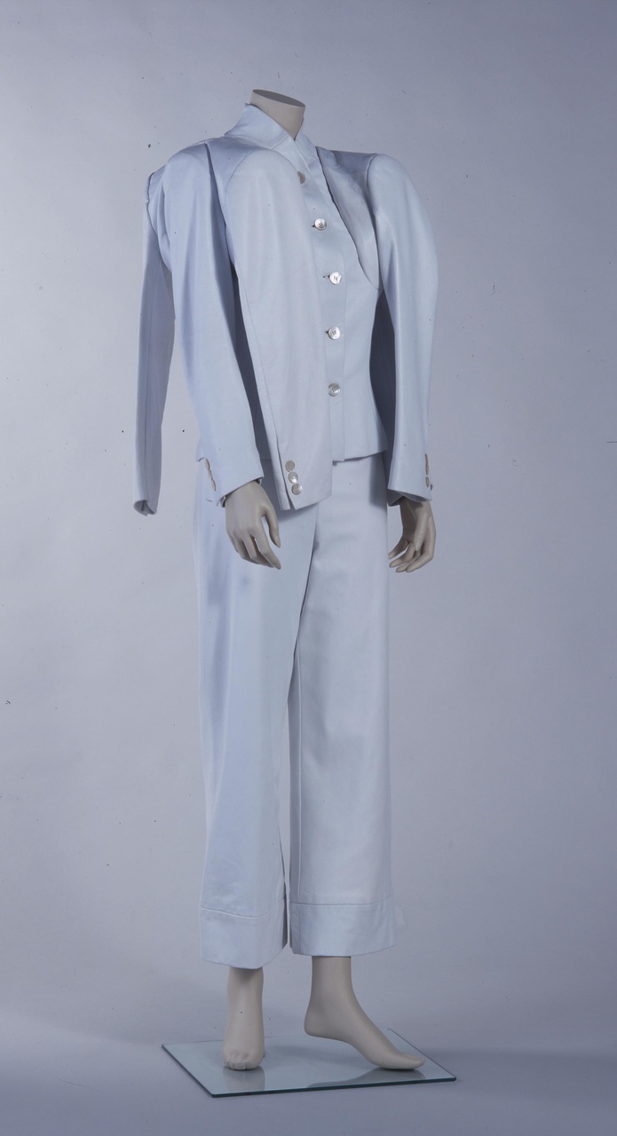 Lederen damesensemble bestaande uit jasje met 6 mouwen en pantalon, uit de collectie 'Show me your second face'