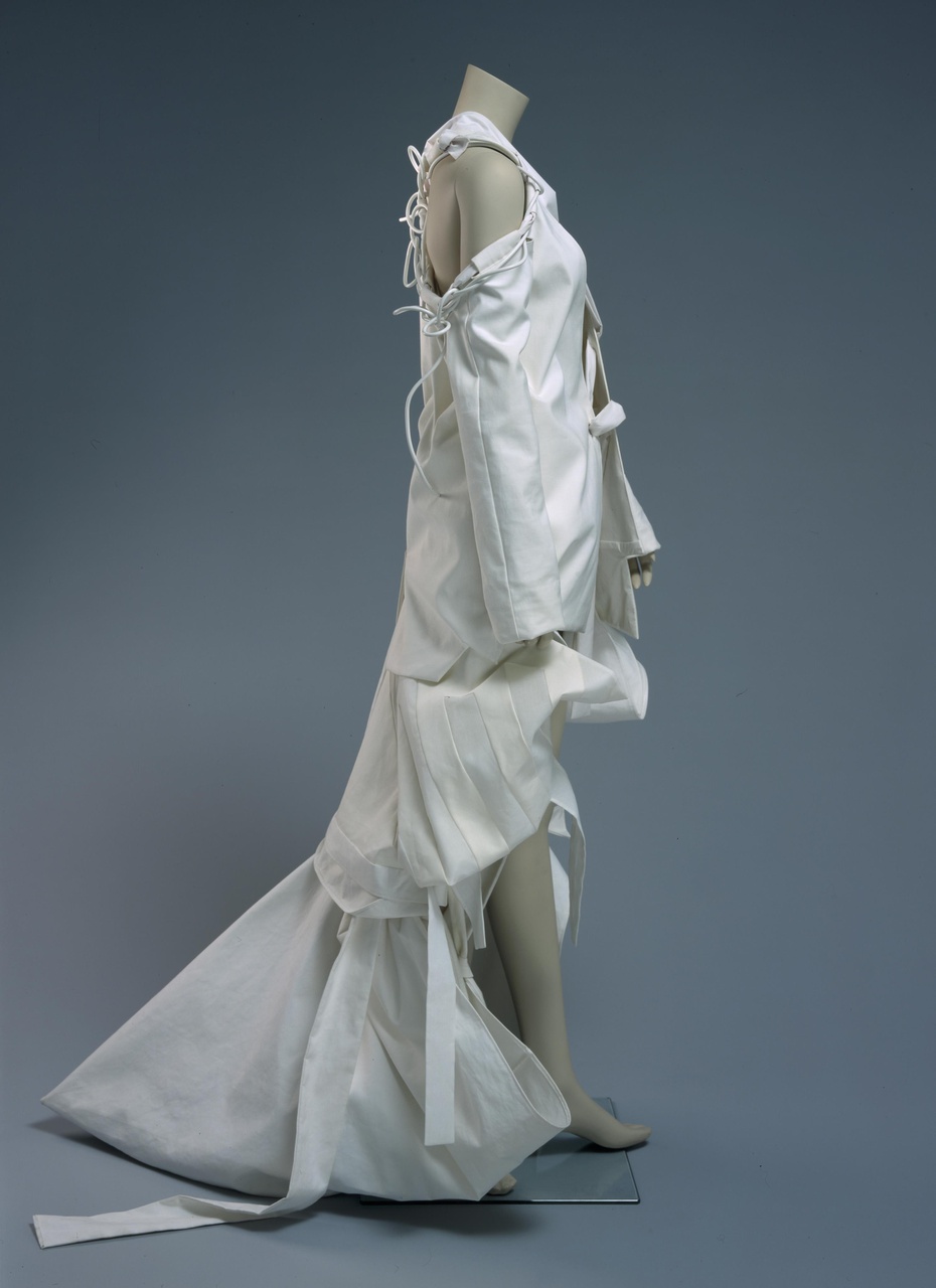 Damesensemble uit de collectie Transient bestaande uit jasje en rok