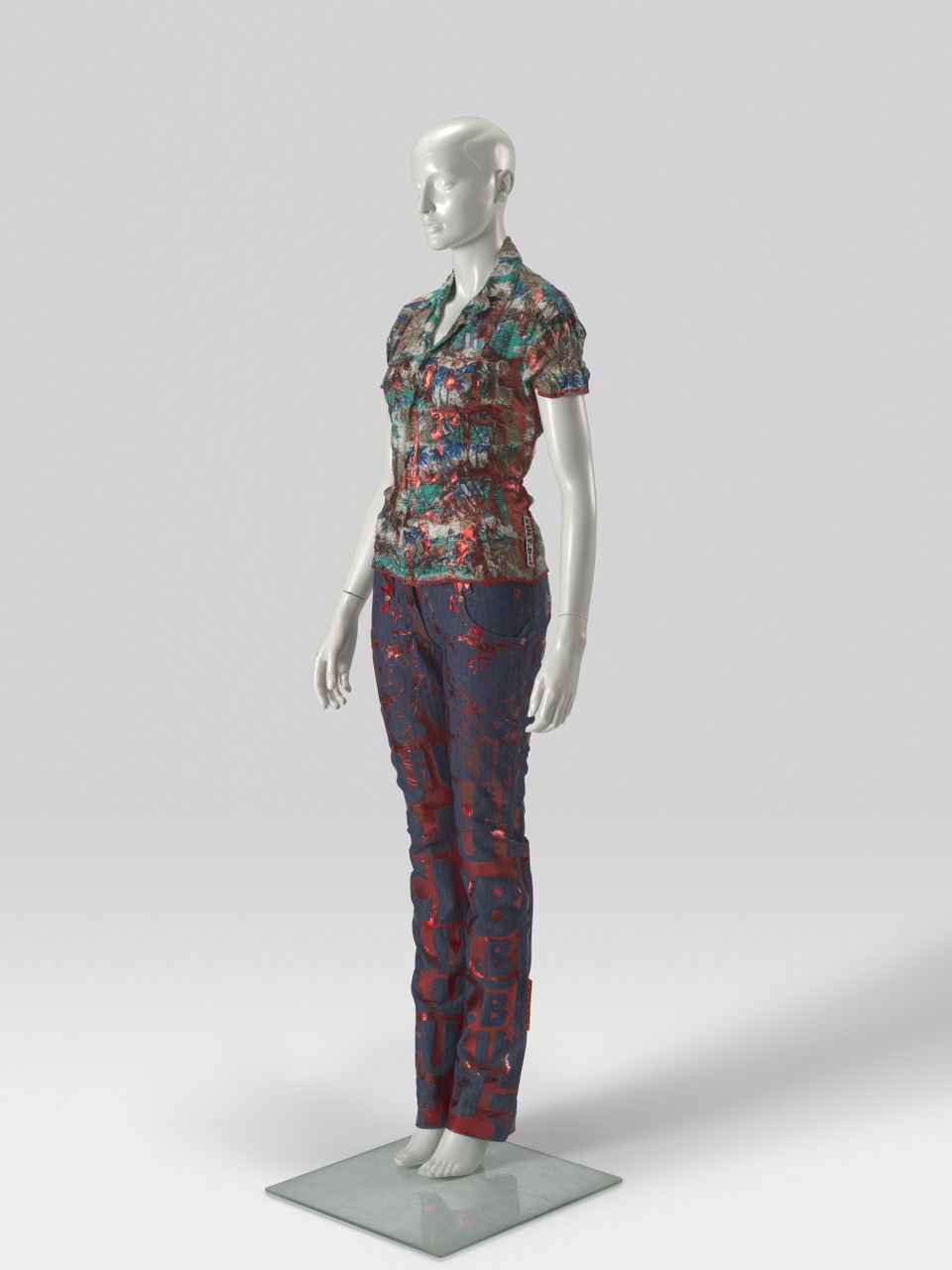 Damesensemble bestaande uit broek en blouse uit de collectie v/z 2005
