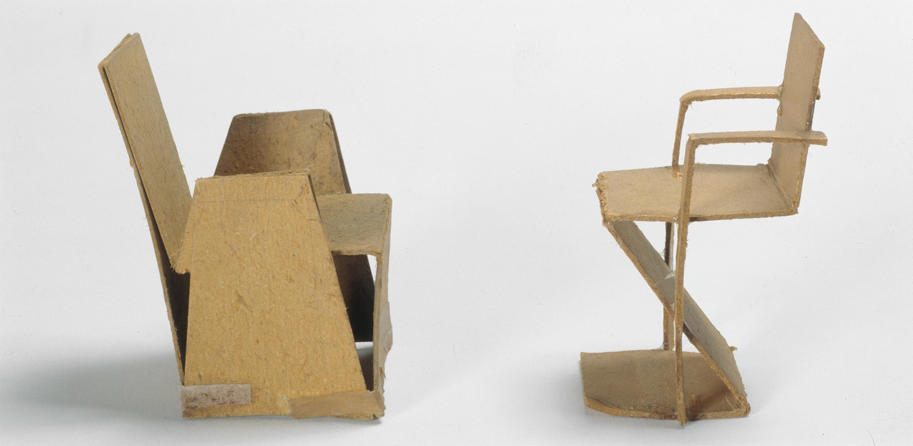 Model van een stoel met armleuningen