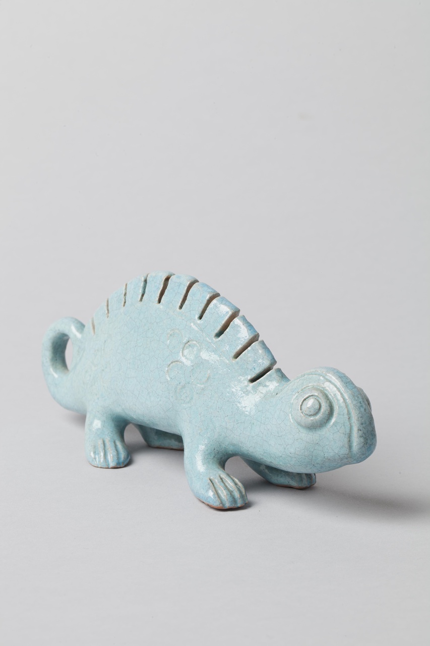 Blauwe spaarpot in de vorm van een salamander