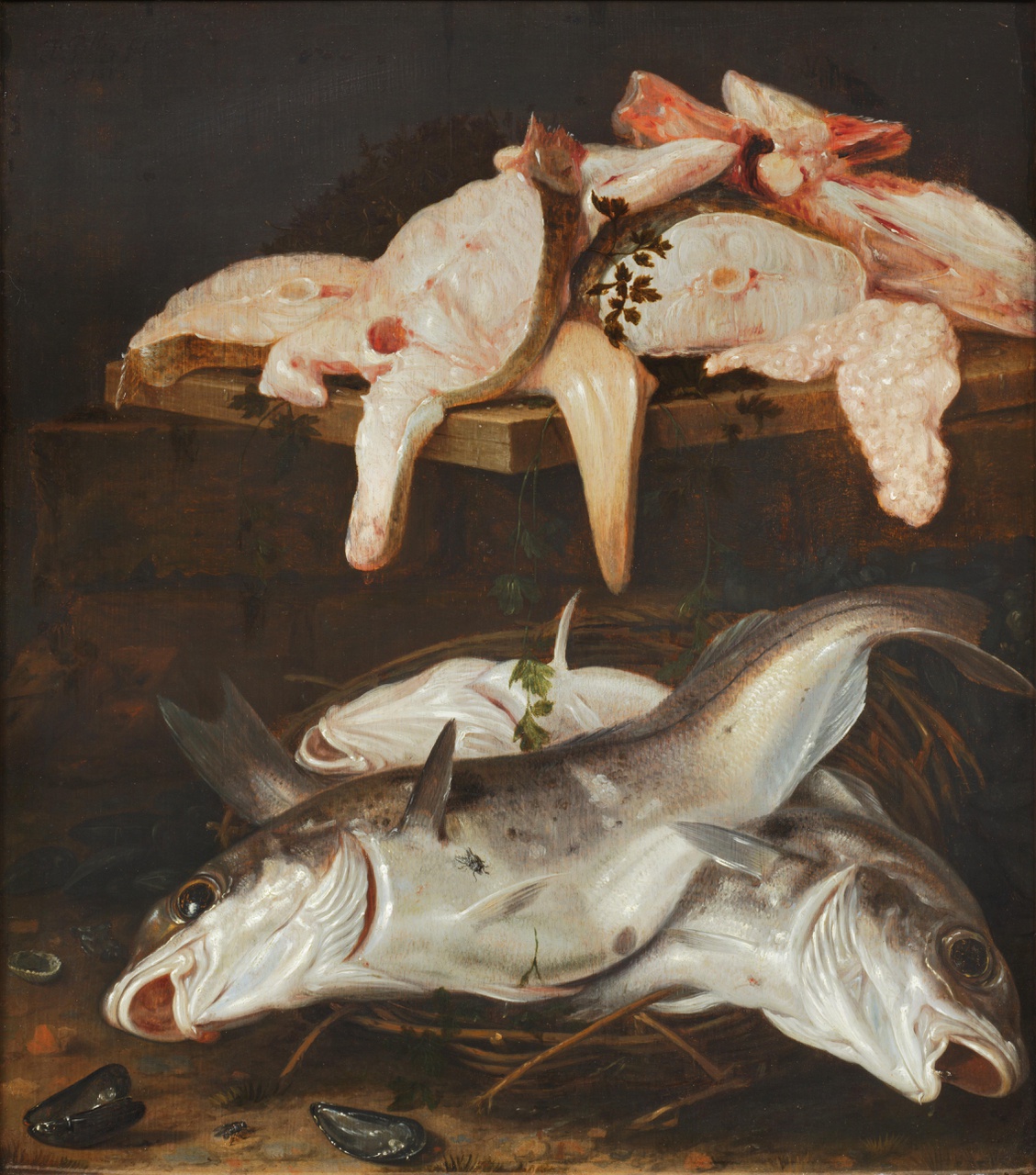 Stilleven met drie vissen in een mand en vismoten op tafel