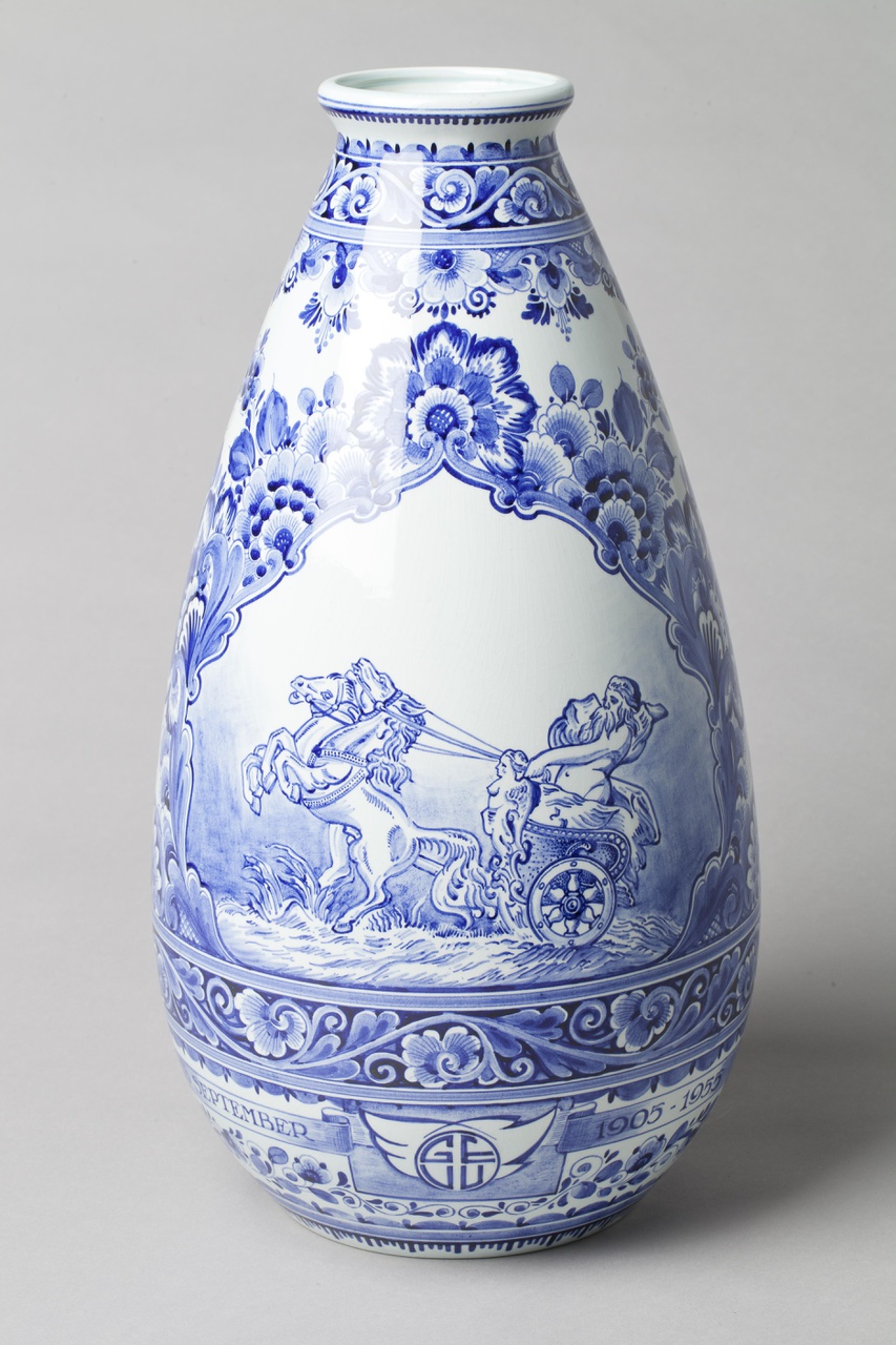 Delftsblauwe vaas ter gelegenheid van het 50-jarig bestaan van het GEVU