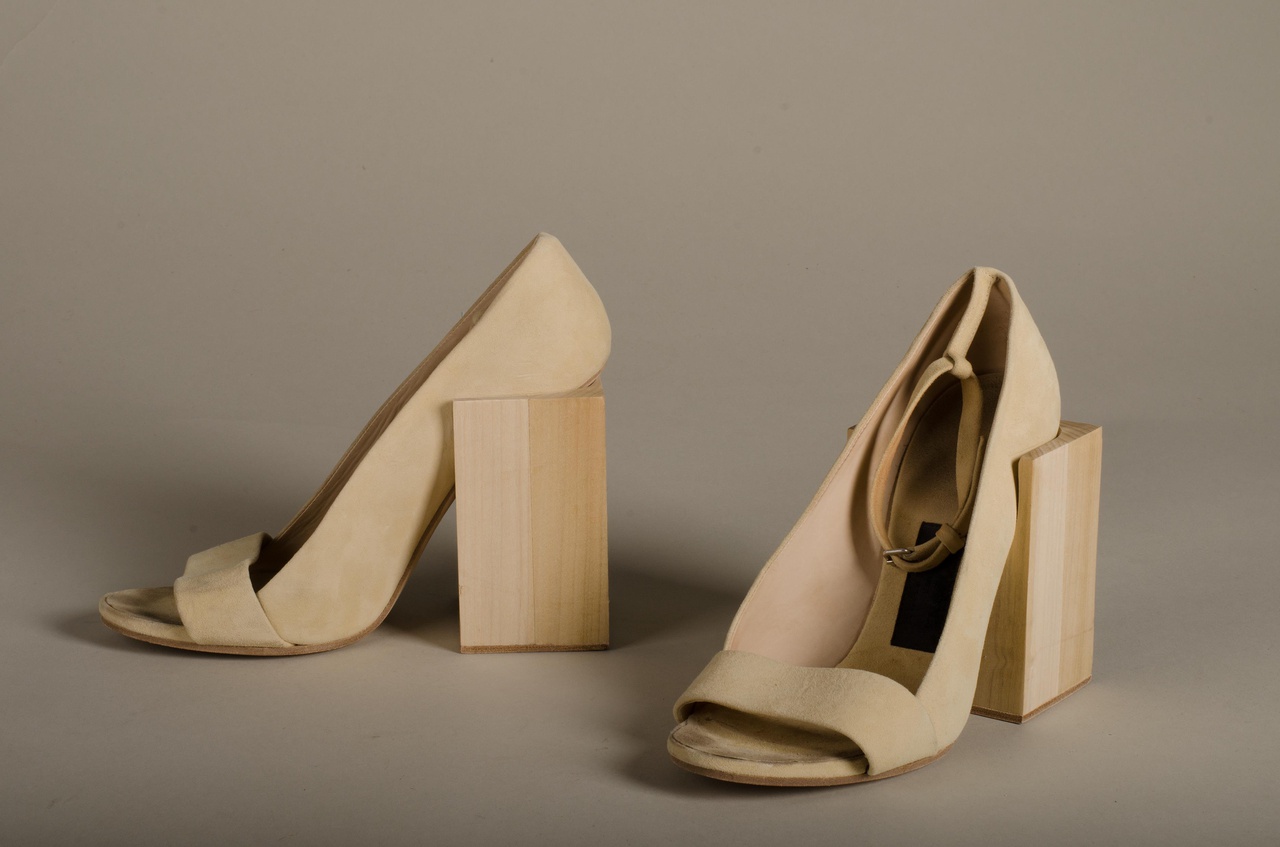Paar damesschoenen met houten blokhak
