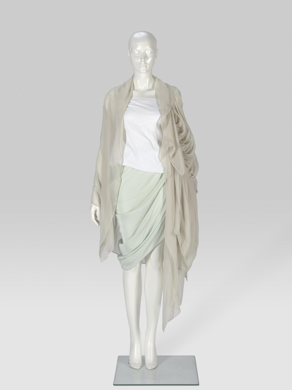 Damesensemble bestaande uit jas, rok en top
