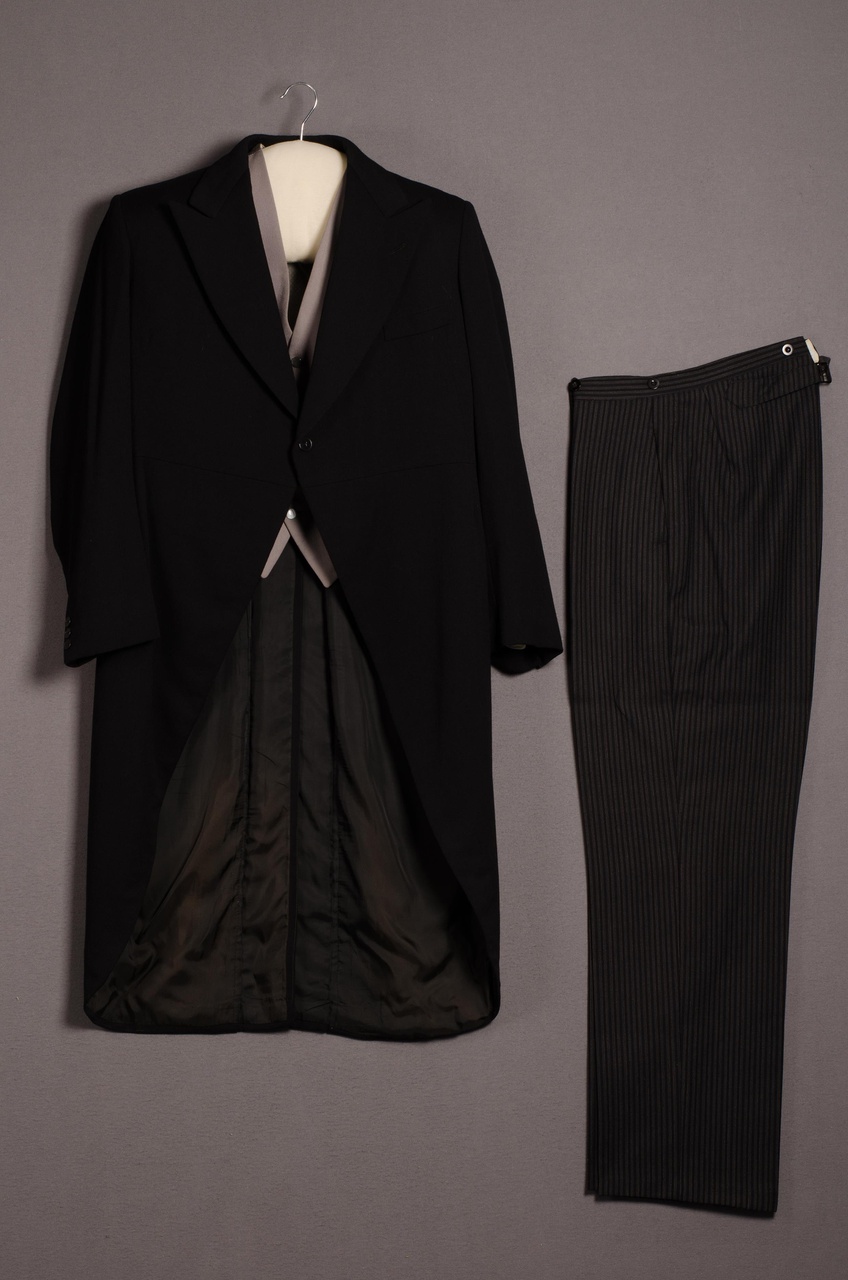 Vierdelig herenensemble betaande uit jas, broek en twee vesten (jacquet)
