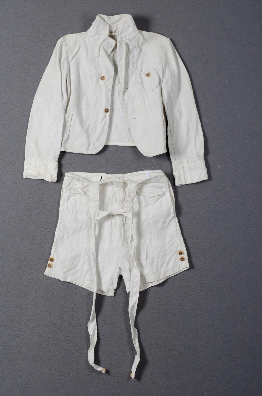 Jongensensemble bestaande uit jasje en korte broek