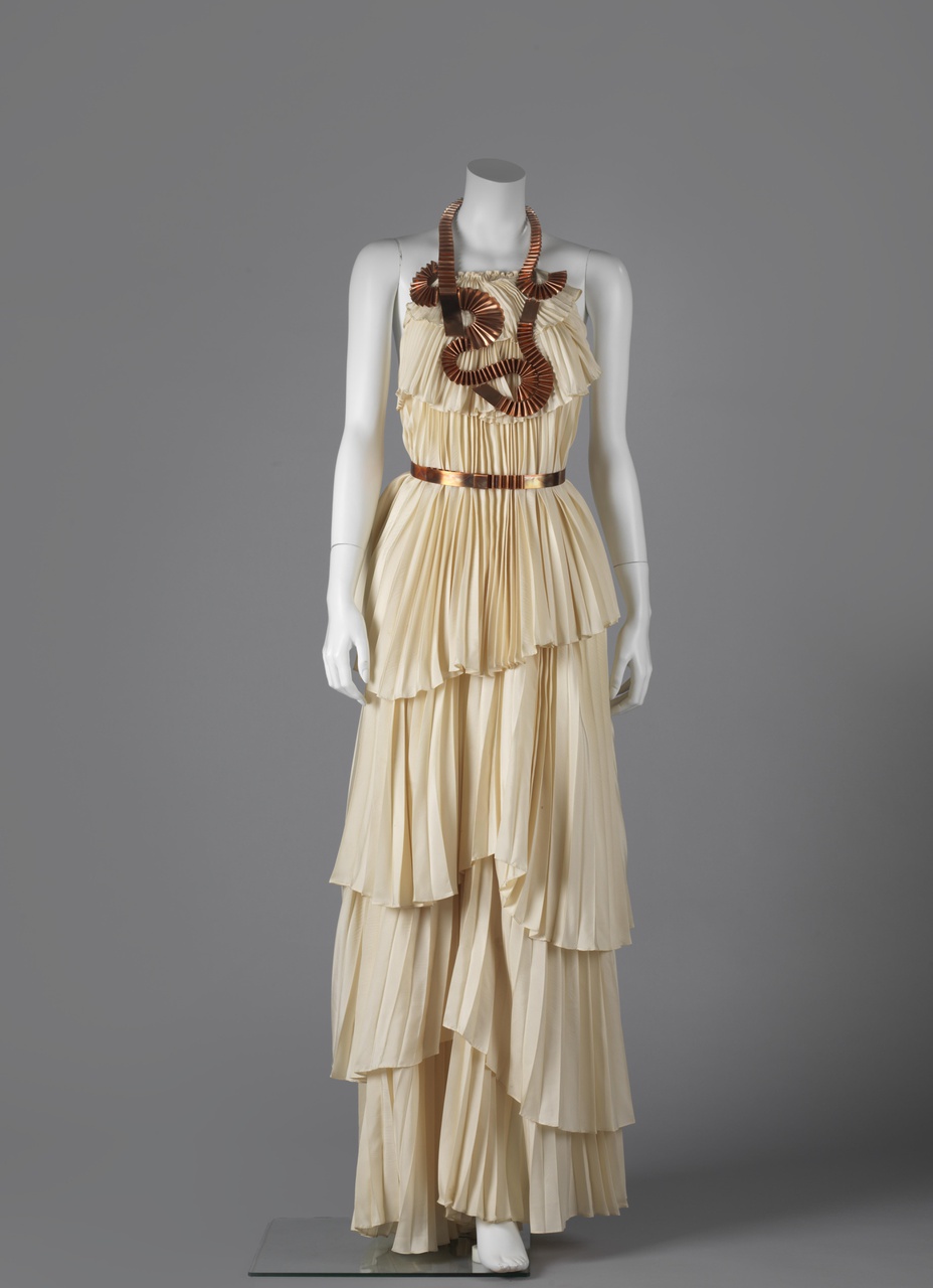 Lange jurk met halssieraad en ceintuur uit de collectie "Blanco"