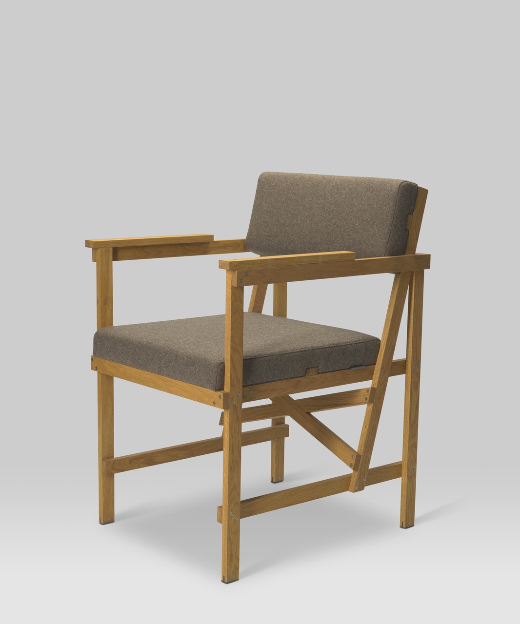 Even-dik-en-breed stoel met armleggers (nr. 2227)
