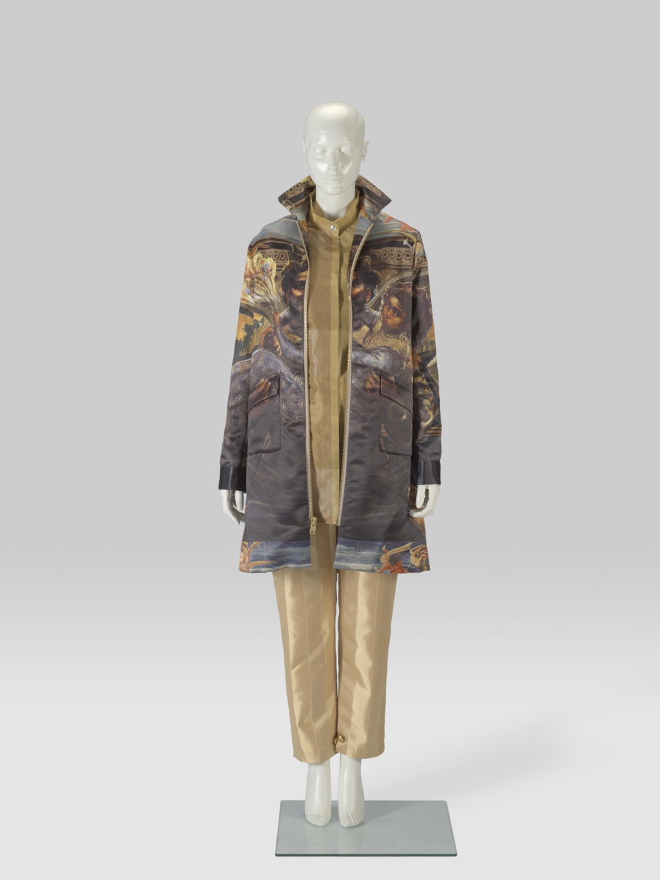 damesensemble uit collectie Show Them What Is Lineage, bestaande uit jas, blouse en broek