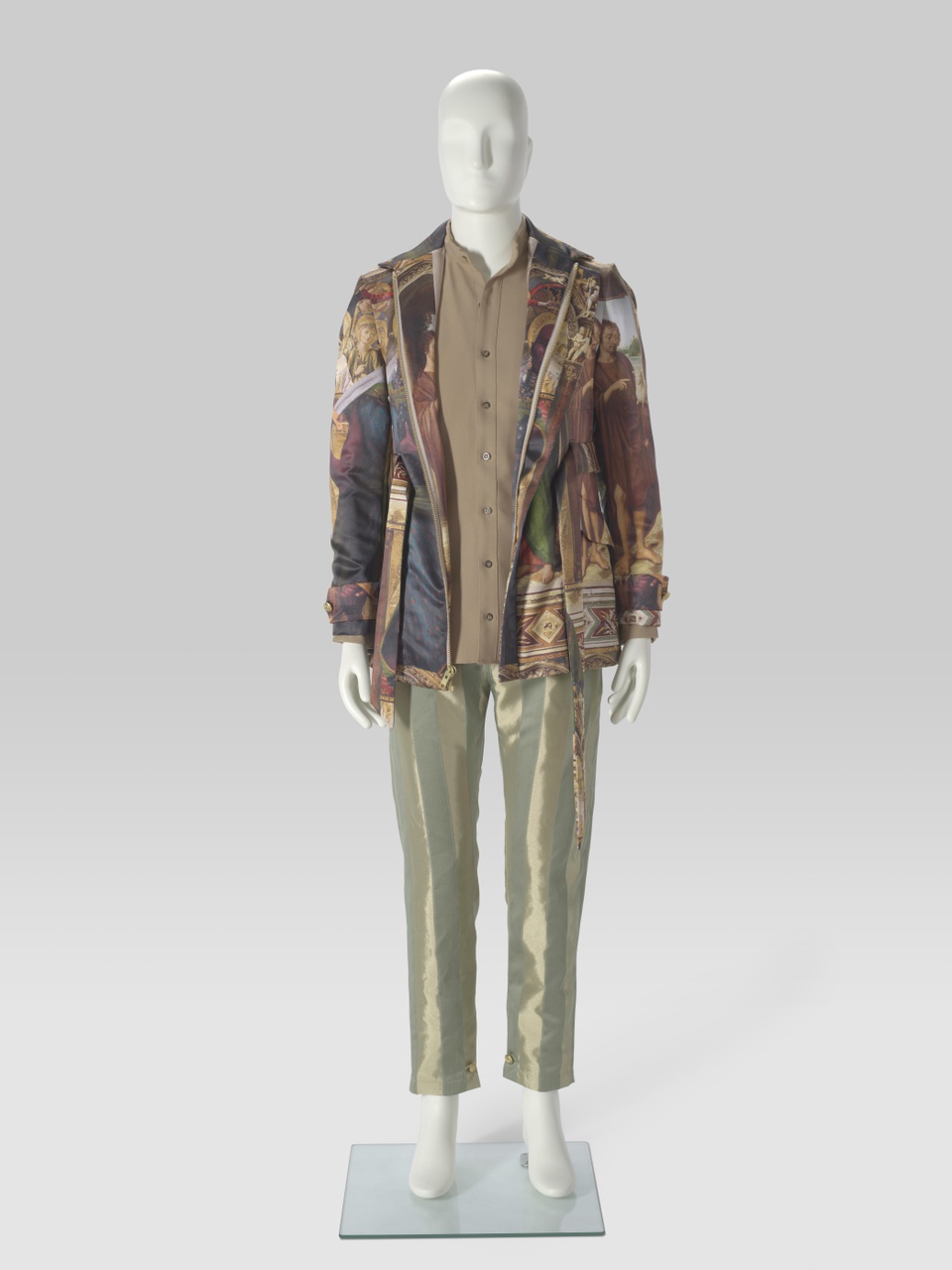 herenensemble uit collectie 2020, Show Them What Is Lineage, bestaande uit jas, blouse en broek