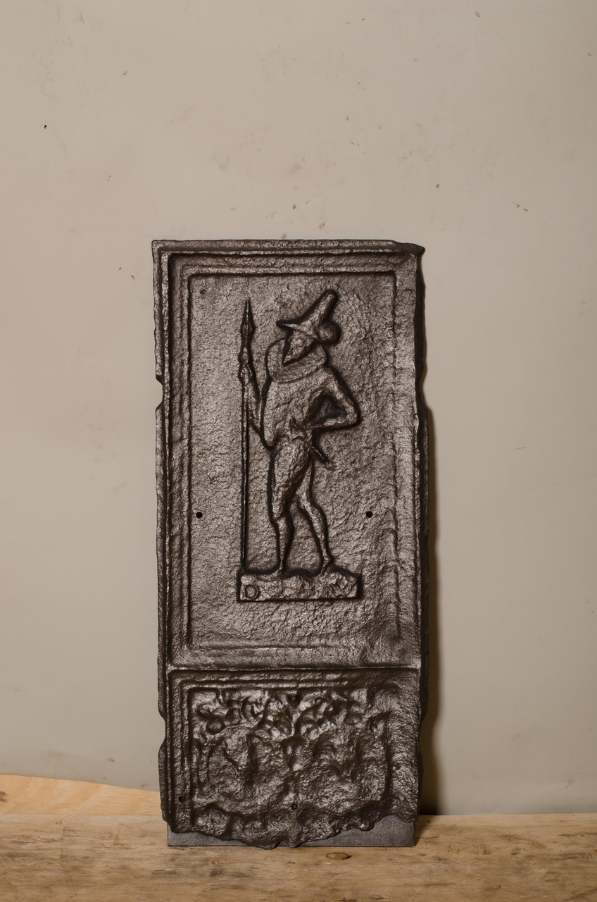 Kachelplaat met een lansknecht en twee borstbeelden in medaillon
