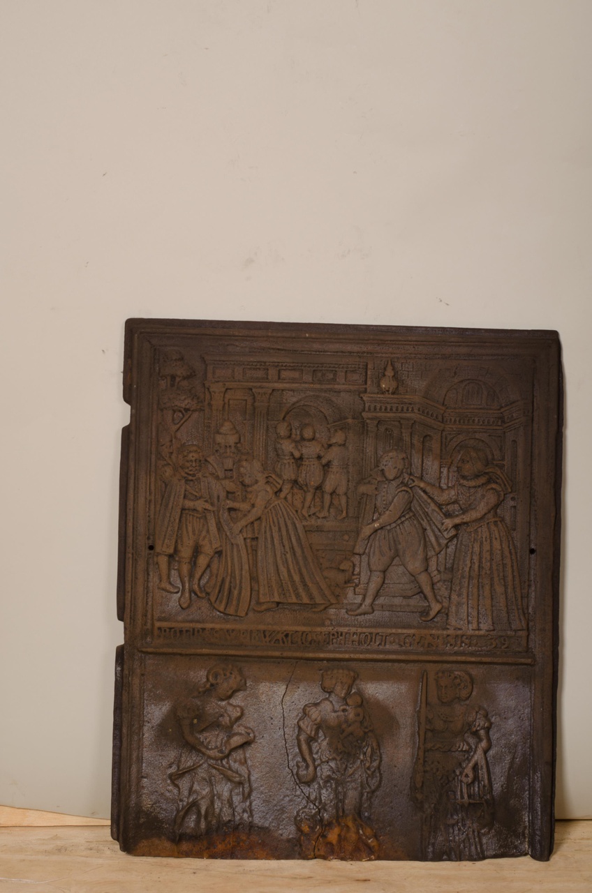 Kachelplaat met drie voorstellingen uit de geschiedenis van Jozef en Potifar, en de personificaties van de Waarheid, Caritas en Justitia