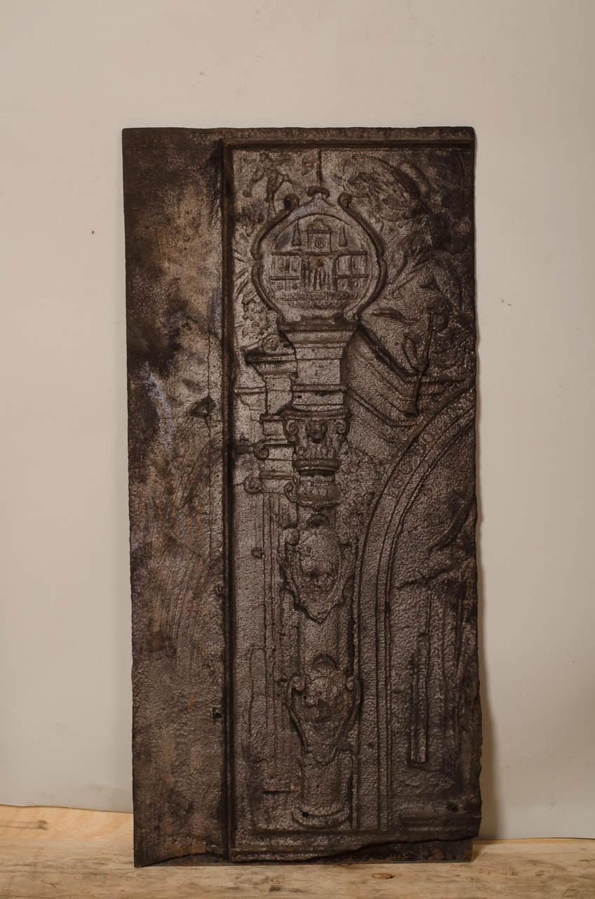 Kachelplaat met voorstelling van een zuil met Korintisch kapiteel