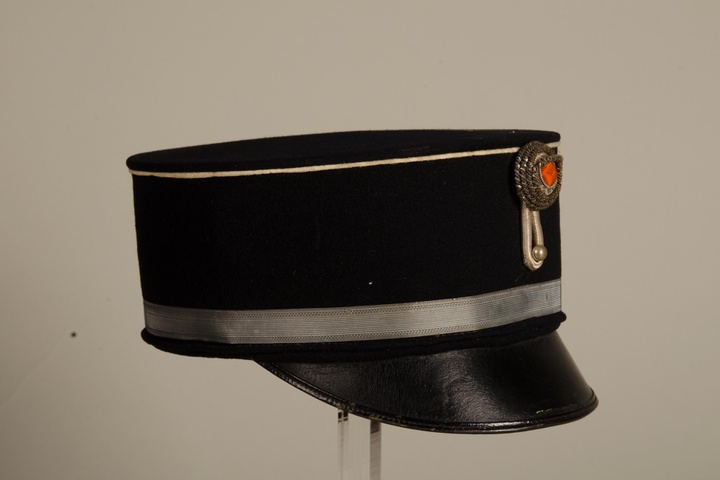 Herenpet behorend bij uniform van een adjudant van de infanterie van de Utrechtse Schutterij