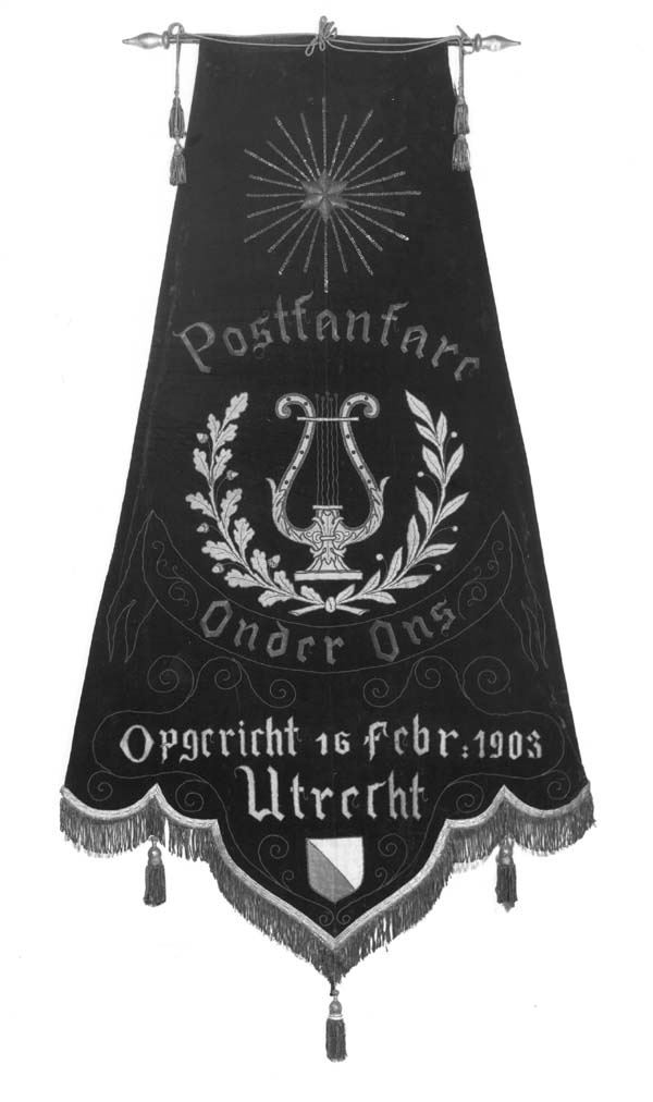 Vaandel van de Utrechtse Postfanfare Onder Ons