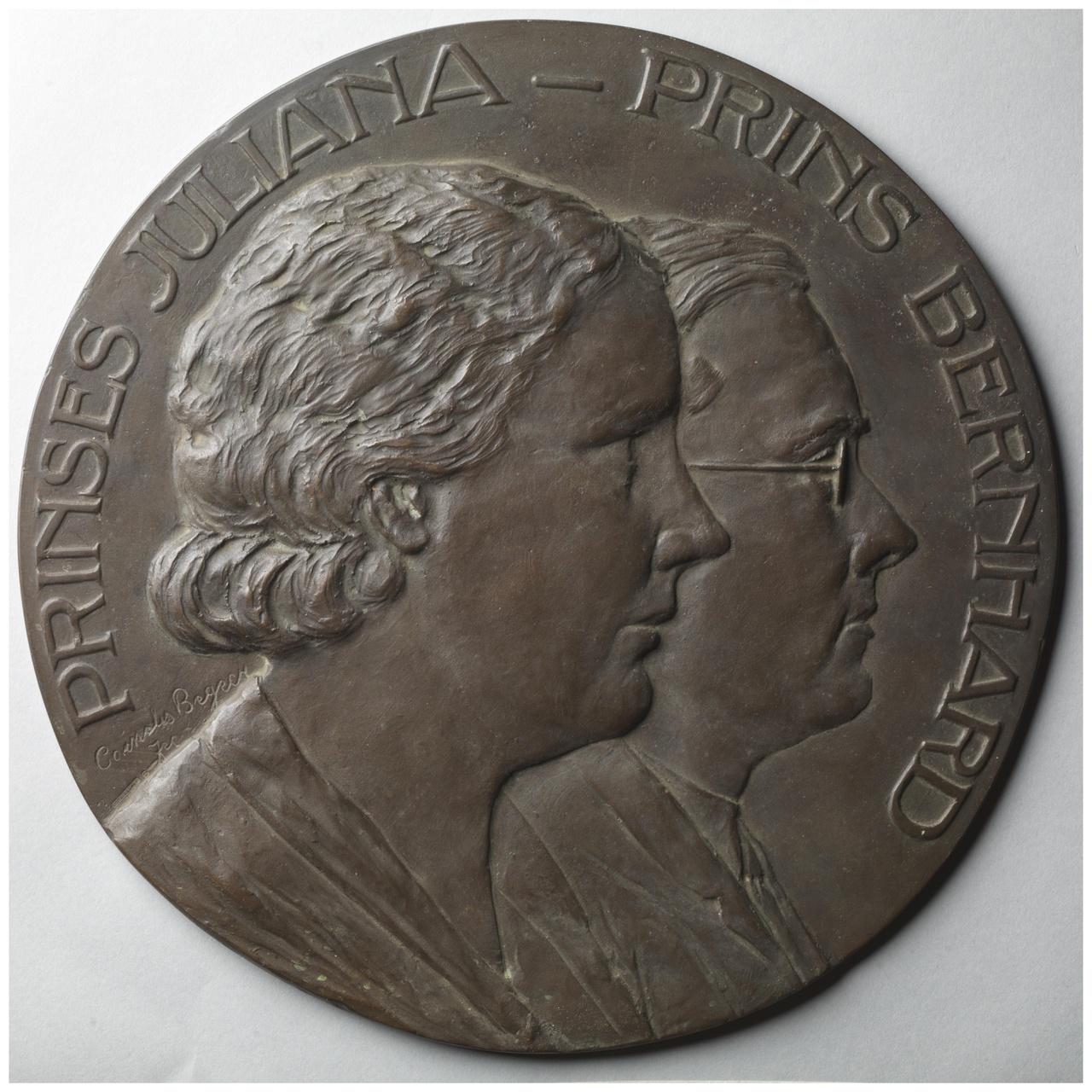 Gedenkpenning (wandplaquette) huwelijk van prinses Juliana en prins Bernhard van Lippe Biesterfeld