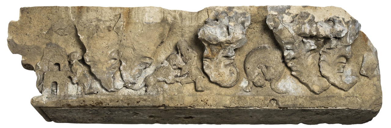Gebeeldhouwde gootlijst, fragment met wijnranken waartussen 'gapen tegen de oven', Samson en de leeuw en een katachtig roofdier