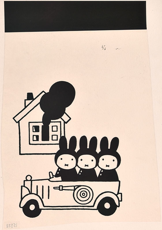 drie konijnen in een brandweerauto met op de achtergrond een brandend huis [vergelijk het kinderboek: snuffie en de brand; niet gebonden aan een kinderboek]