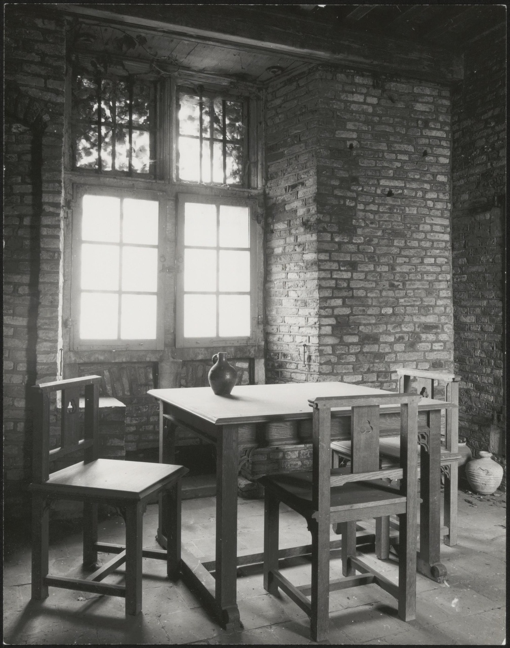Afbeelding van 3 stoelen rond tafel