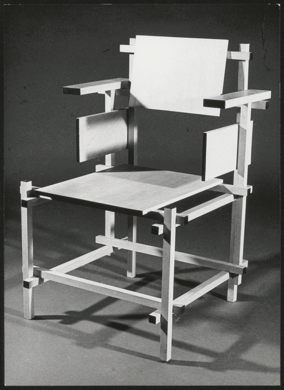 Afbeelding van rechte stoel met zijschotten, van links