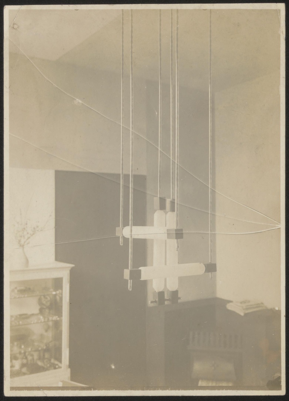 Afbeelding van hanglamp met 4 buizen, interieur Hartog
