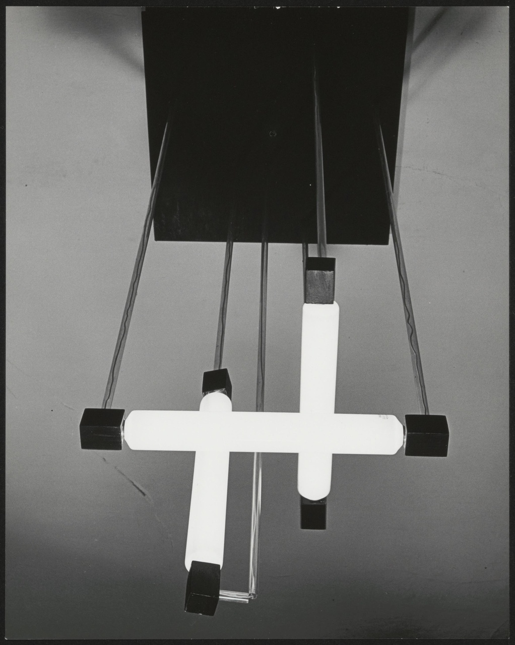 Afbeelding van hanglamp met 3 nuizen, van onderen met licht aan