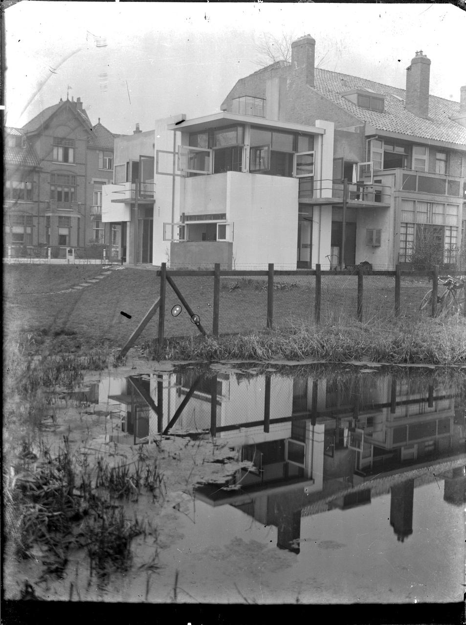 Afbeelding van Rietveld Schröderhuis - vanachter water, open ramen, ca.1925