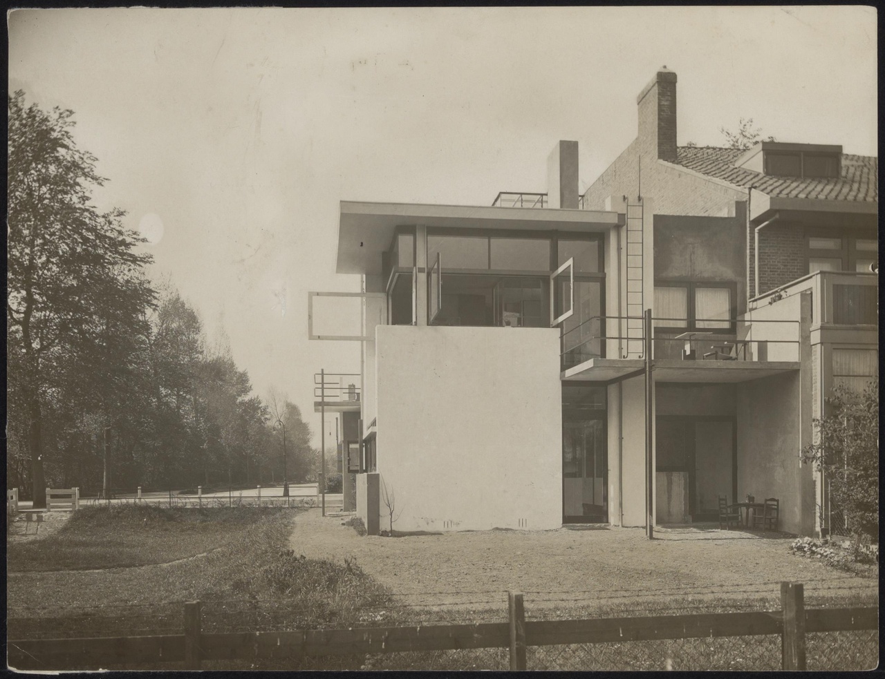 Afbeelding van Rietveld Schröderhuis - achterkant met meubels buiten, ca.1925