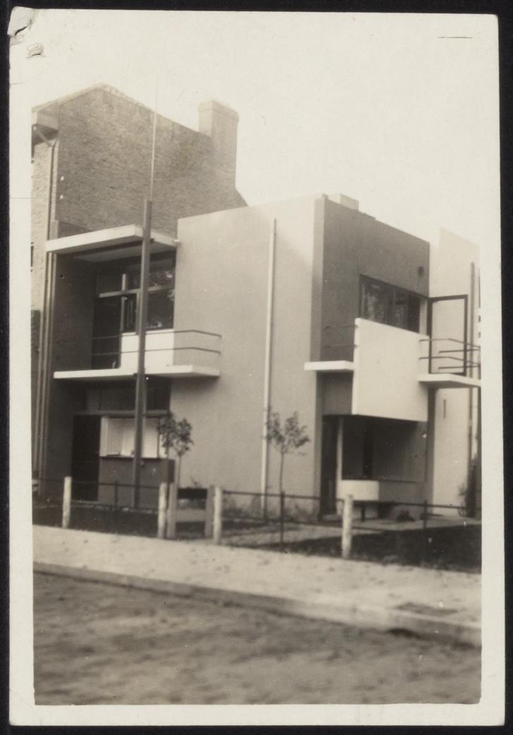 Afbeelding van Rietveld Schröderhuis - huis met twee boompjes, schuin, ca.1925