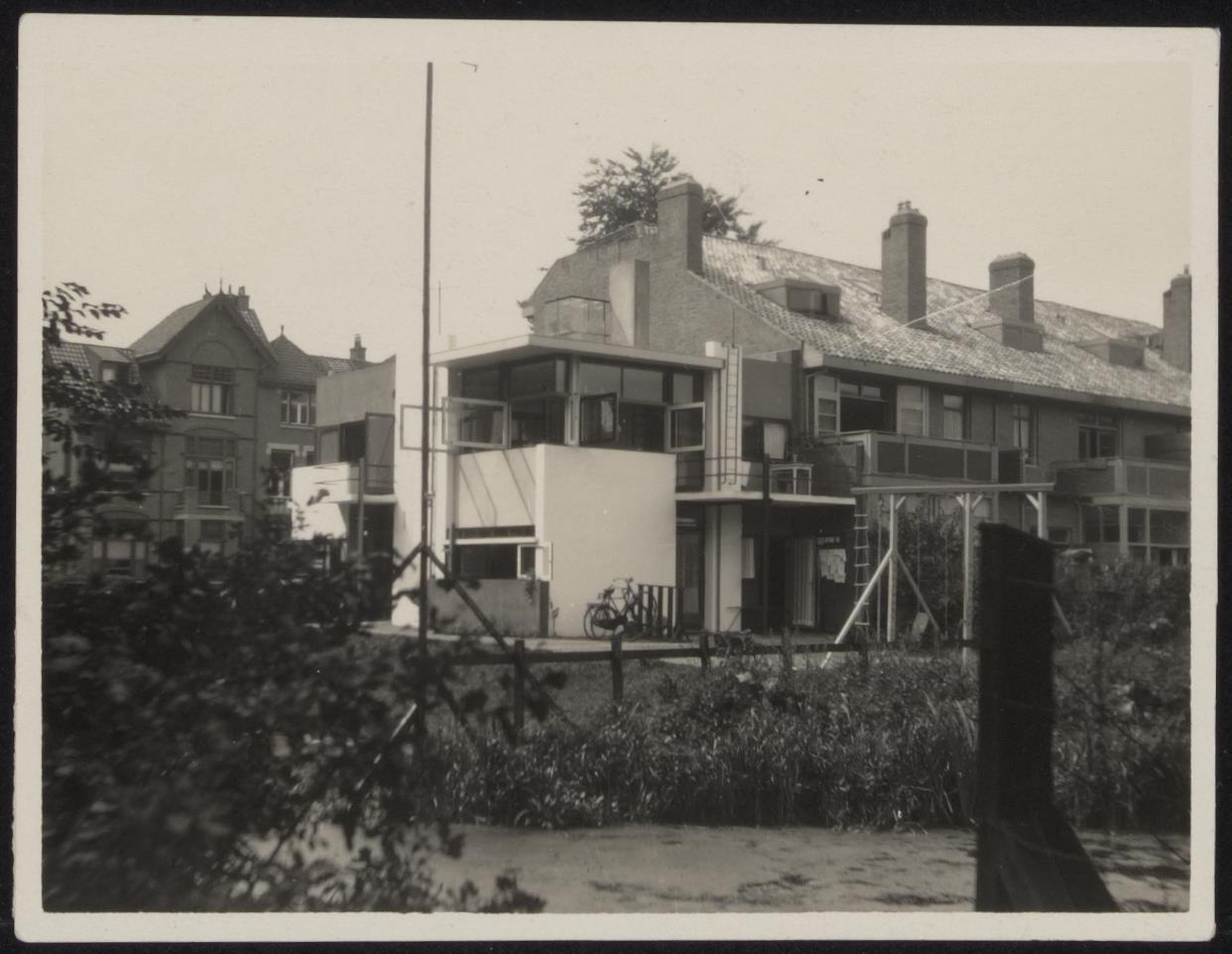 Afbeelding van Rietveld Schröderhuis - huis van achteren met klimrek, ca.1925