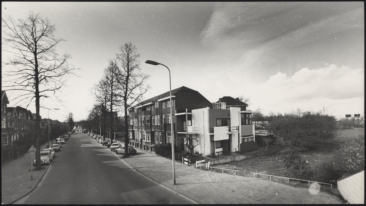 Afbeelding van Rietveld Schröderhuis - breedbeeld opname vanuit tuinhoek zuid, vanaf viaduct met Pr.Hendriklaan