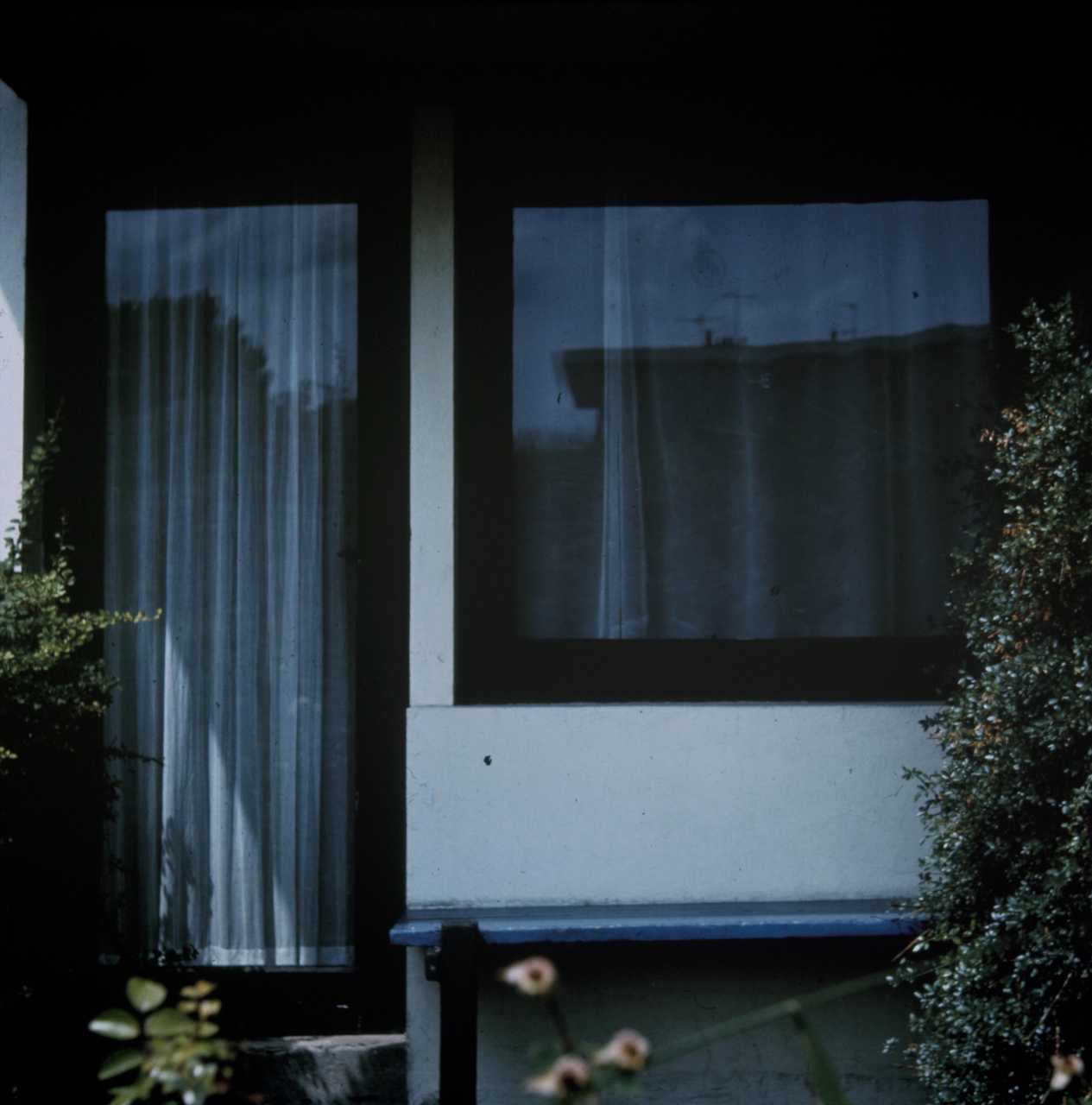 Afbeelding van Rietveld Schröderhuis - studeerkamerdeur en -raam, close-up