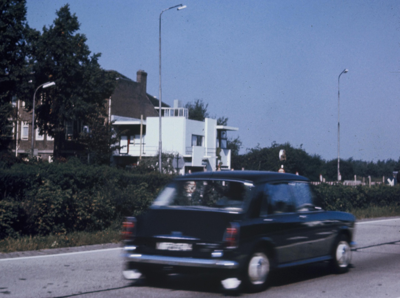 Afbeelding van Rietveld Schröderhuis - auto op snelweg, huis op achtergrond