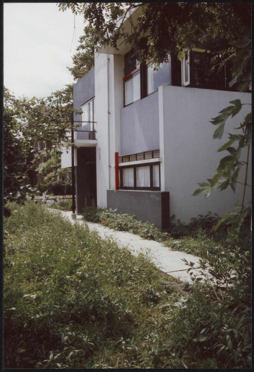 Afbeelding van Rietveld Schröderhuis - RSH vanuit achterkant tuin