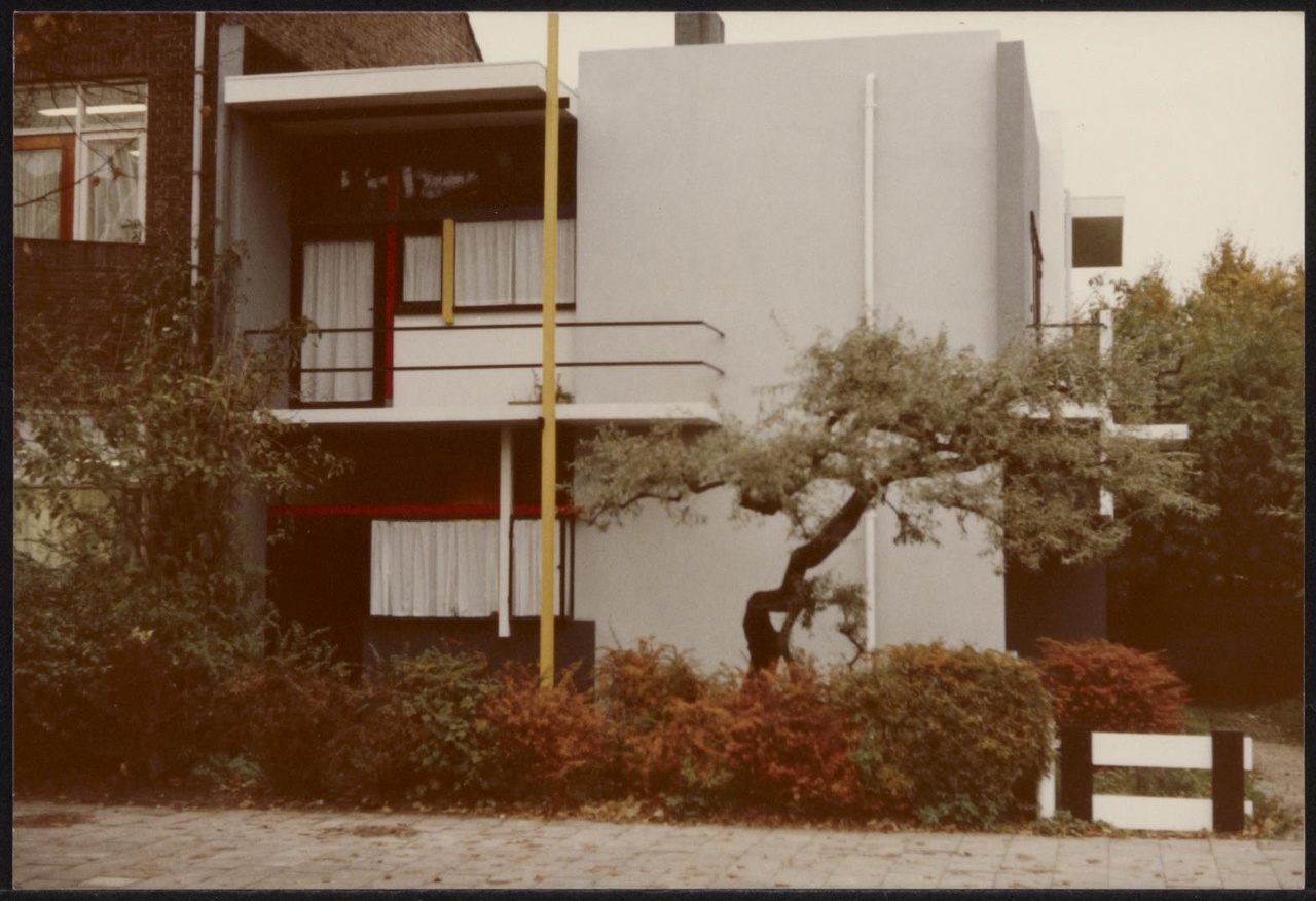 Afbeelding van Rietveld Schröderhuis - voorkant RSH met rode heesters