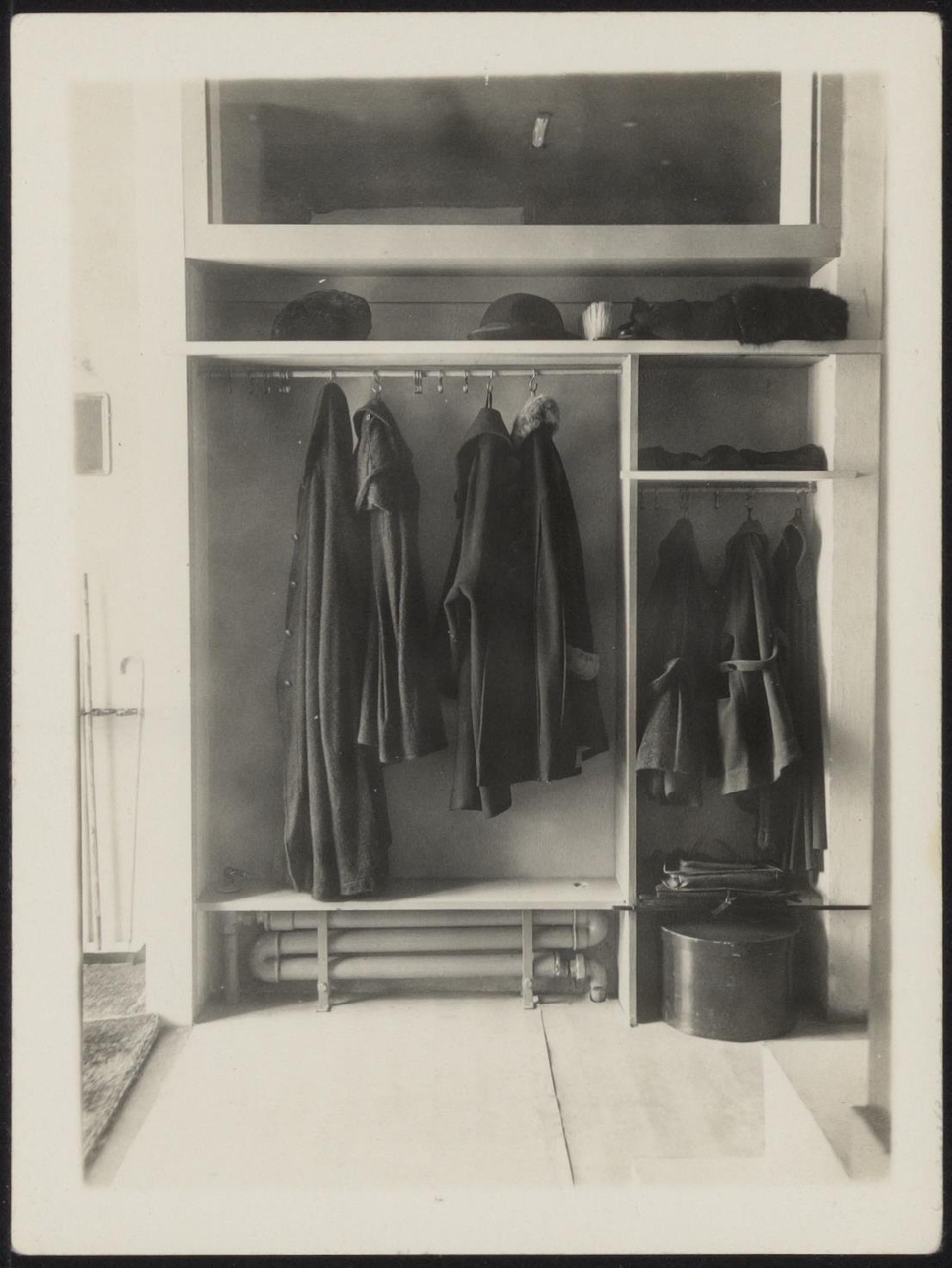 Afbeelding van Rietveld Schröderhuis - hal - kapstok met jassen en hoedendoos