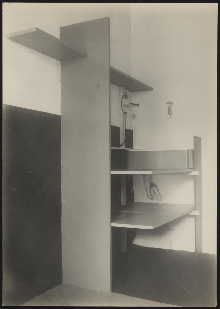 Afbeelding van Rietveld Schröderhuis - studeerkamer - hoek wasbak en schappen studeerkamer - , iets naar links