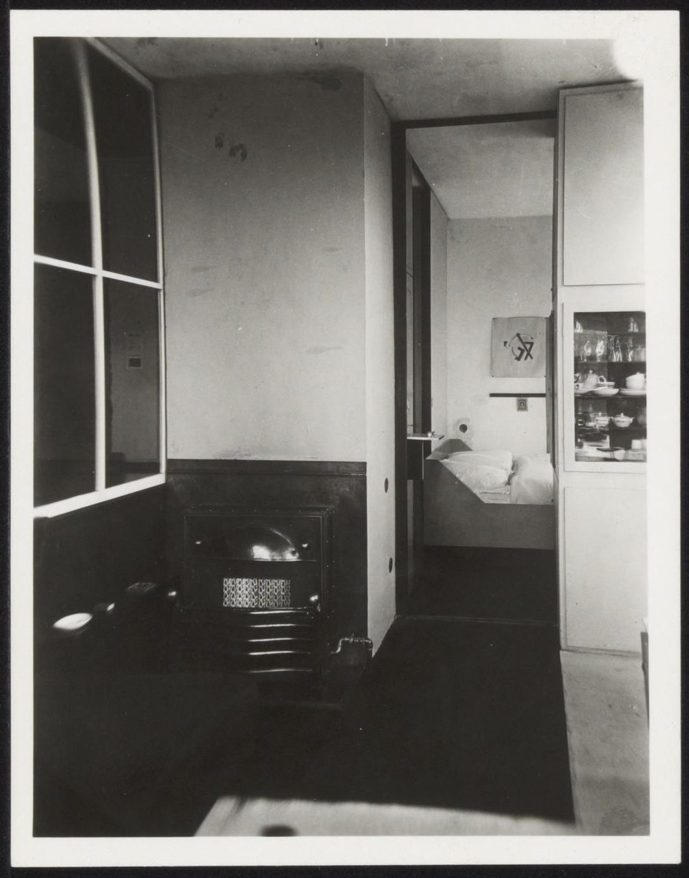 Afbeelding van Rietveld Schröderhuis - interieur boven - kachel en slaapkamertje vanuit zithoek