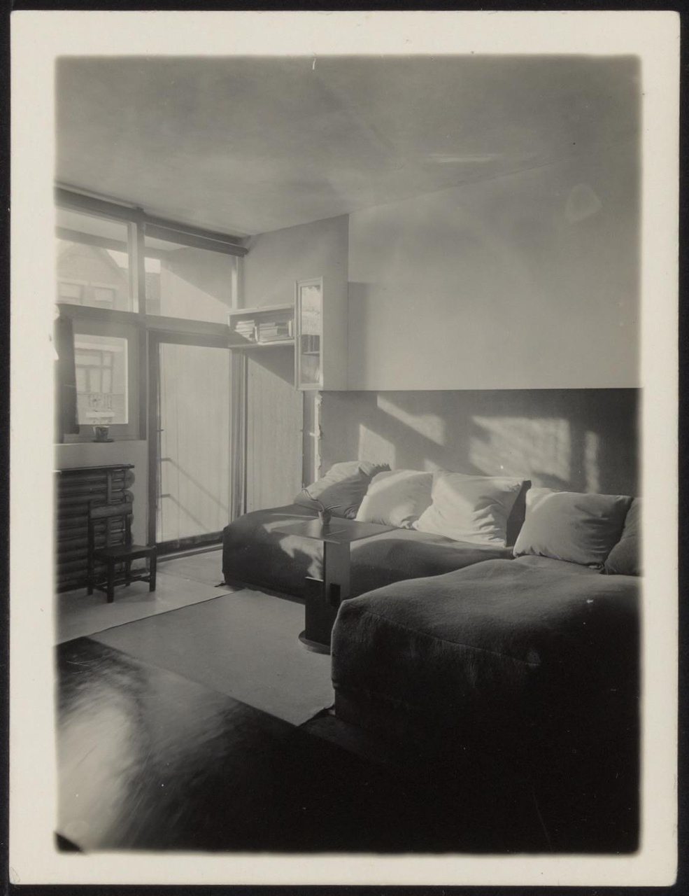 Afbeelding van Rietveld Schröderhuis - interieur boven - meisjeskamer, bedden als divans met hoezen