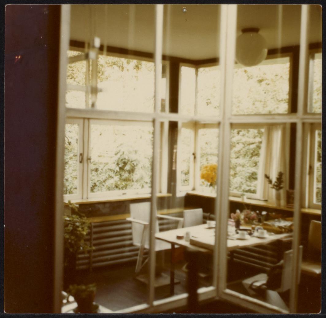 Afbeelding van Rietveld Schröderhuis - interieur boven - zithoek door glazen kooi