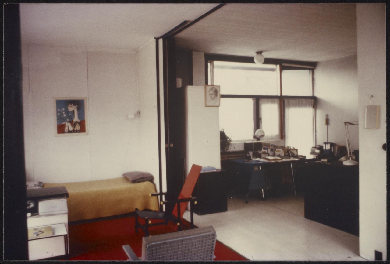 Afbeelding van Rietveld Schröderhuis - interieur boven - overzicht bed en breau, 1978