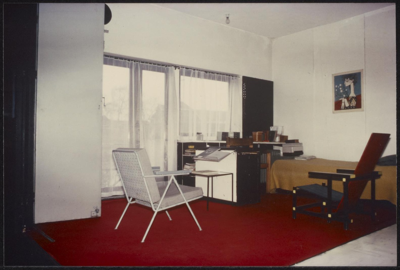 Afbeelding van Rietveld Schröderhuis - interieur boven - hoek bed met twee stoelen, 1978