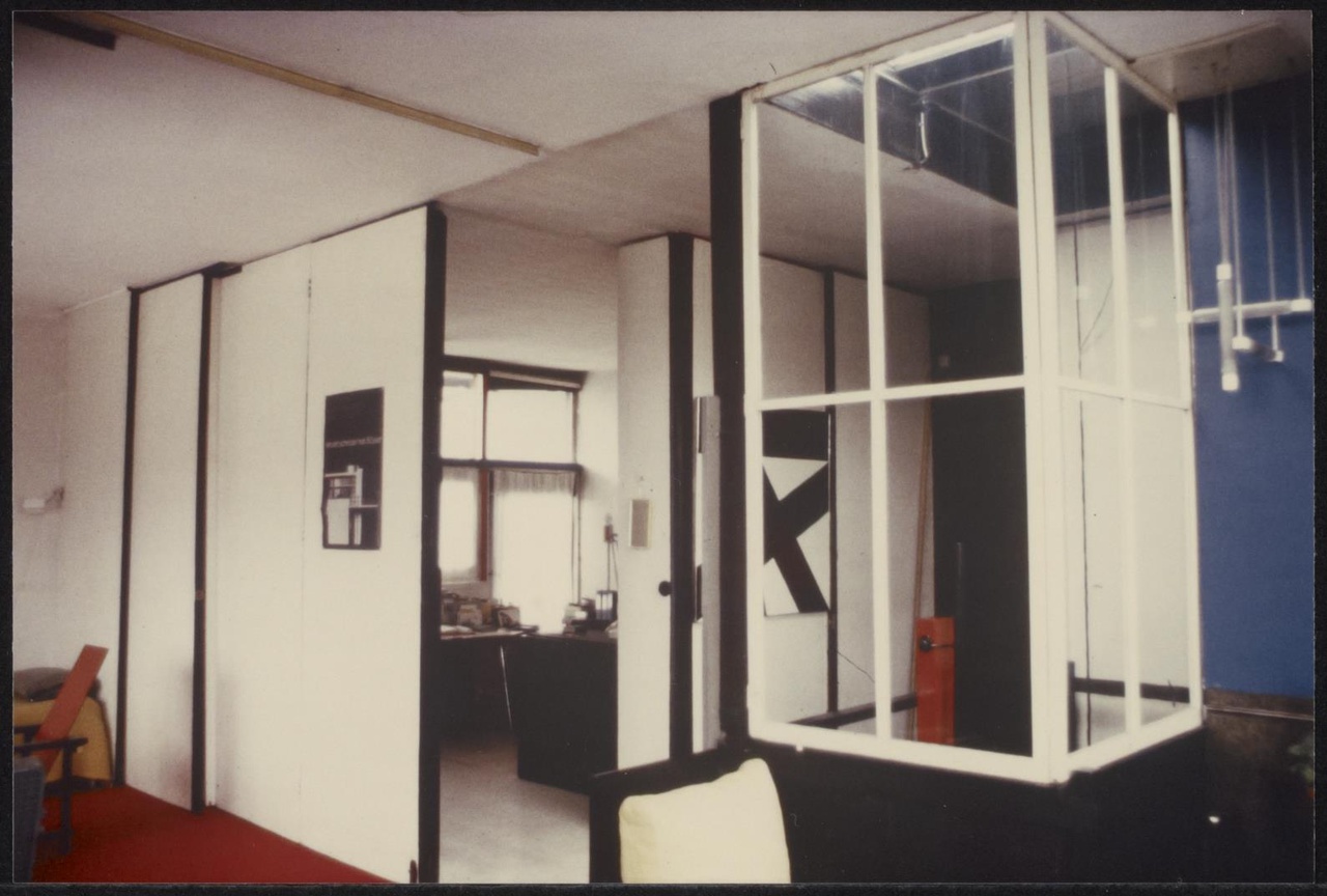 Afbeelding van Rietveld Schröderhuis - interieur boven - bureau achter schuifwanden, 1978