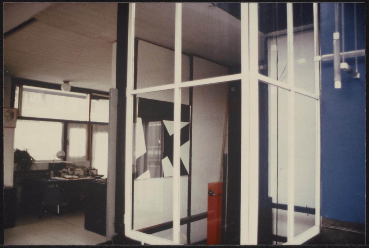 Afbeelding van Rietveld Schröderhuis - interieur boven - bureau links en trapgat rechts, 1978